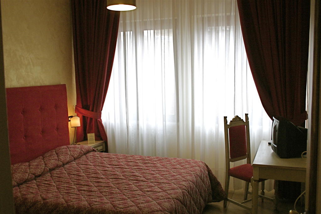 Hotel Fiordigigli L'Aquila Luaran gambar